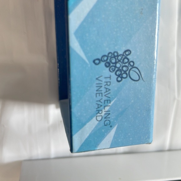 Traveling Vineyard wine bottle chiller-NIB - Picture 3 of 5